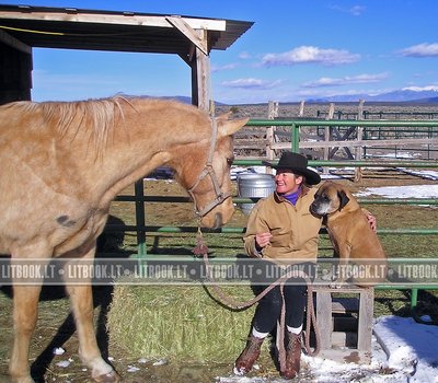 женщина с собакой на лошадиной ферме